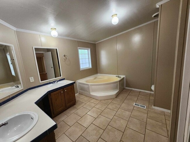 Building Photo - 922 Ashwood Dr