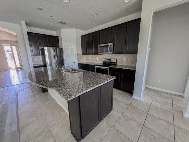 Building Photo - Luxury Community Center, Heated Pool, Fitness Center!