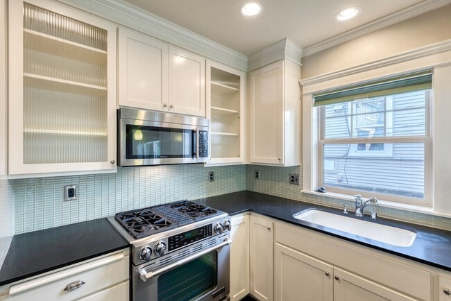 Building Photo - Capitol Hill Townhouse