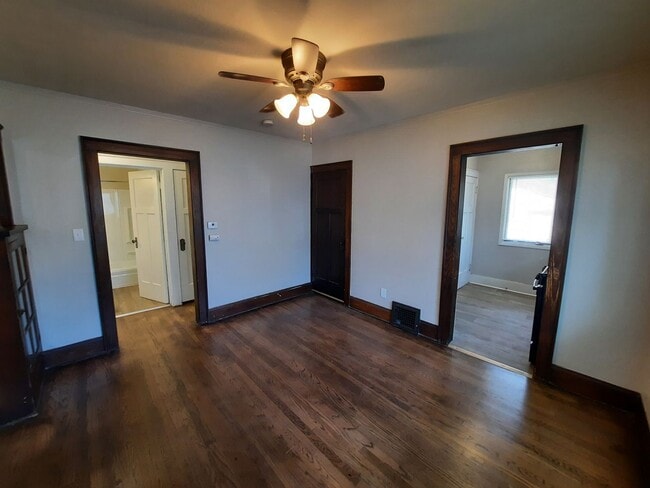 Building Photo - 2 Bedroom, 1 Bathroom home with large garage