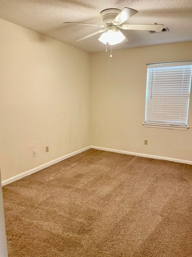 Building Photo - 1428 Southern Gardens Dr