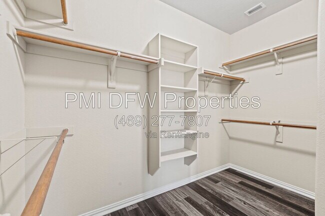 Building Photo - 1624 Medina Ln