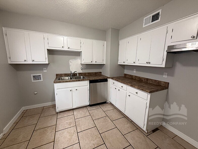 Building Photo - 3359 Spring Water Cove