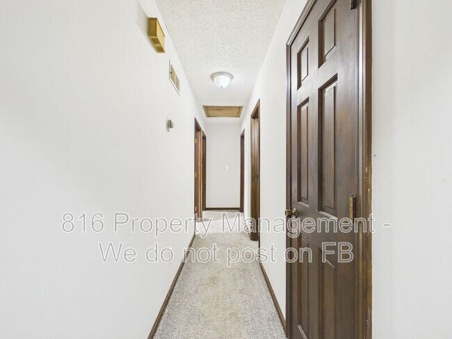 Building Photo - 3929 S Carriage Ln