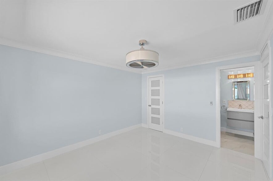 Building Photo - 3220 Bayview Dr