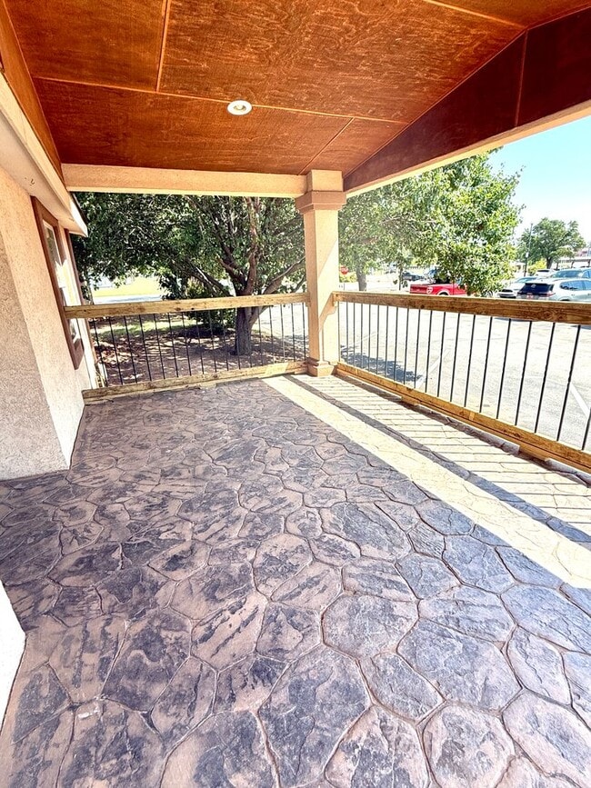 Building Photo - Beautiful Home with Quiet Location