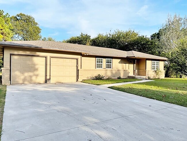 Primary Photo - Great 4 Bdrm 2 Bath Home for Lease in Gainesville, Tx