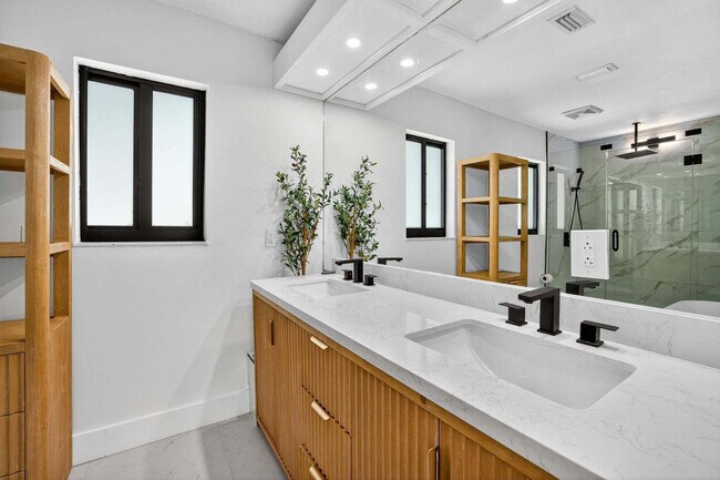 Building Photo - 511 S Riverhills Dr