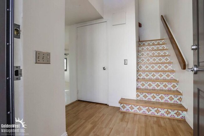 Building Photo - Bright & Airy 2Bdm 1Ba Townhome in San Diego!