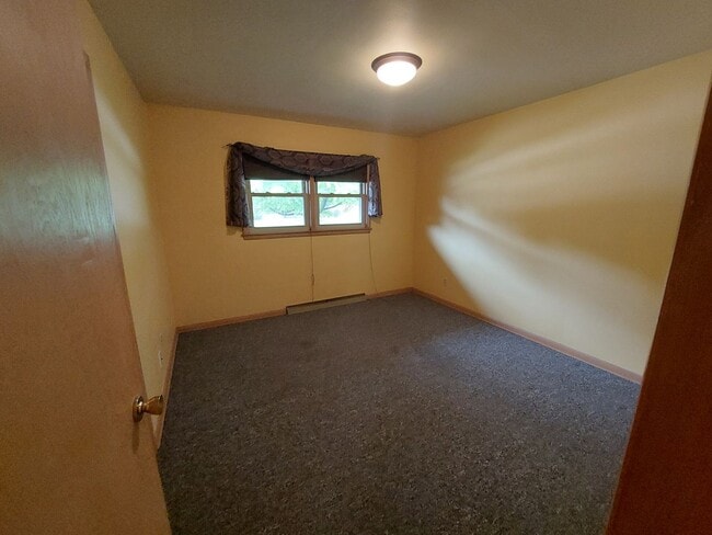 Building Photo - 3 Bedroom 1 1/2 bath brick ranch with 2 ca...
