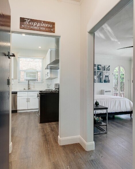 Building Photo - 681 Shatto Pl
