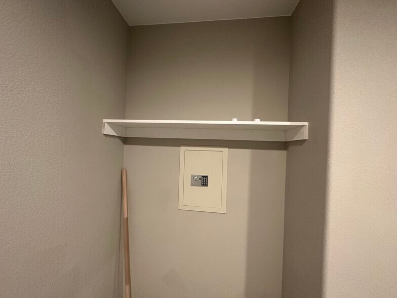 Building Photo - 6737 Sedgerock Ln