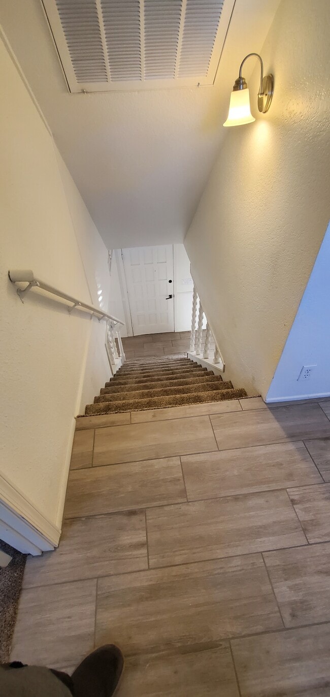 Building Photo - 616 E 3rd Ave