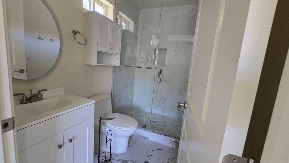 Building Photo - 10931 Hayvenhurst Ave