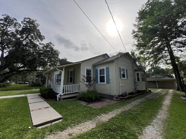 Building Photo - Charming 3 Bedroom Home Near LSU, University Lakes & Parade Routes!