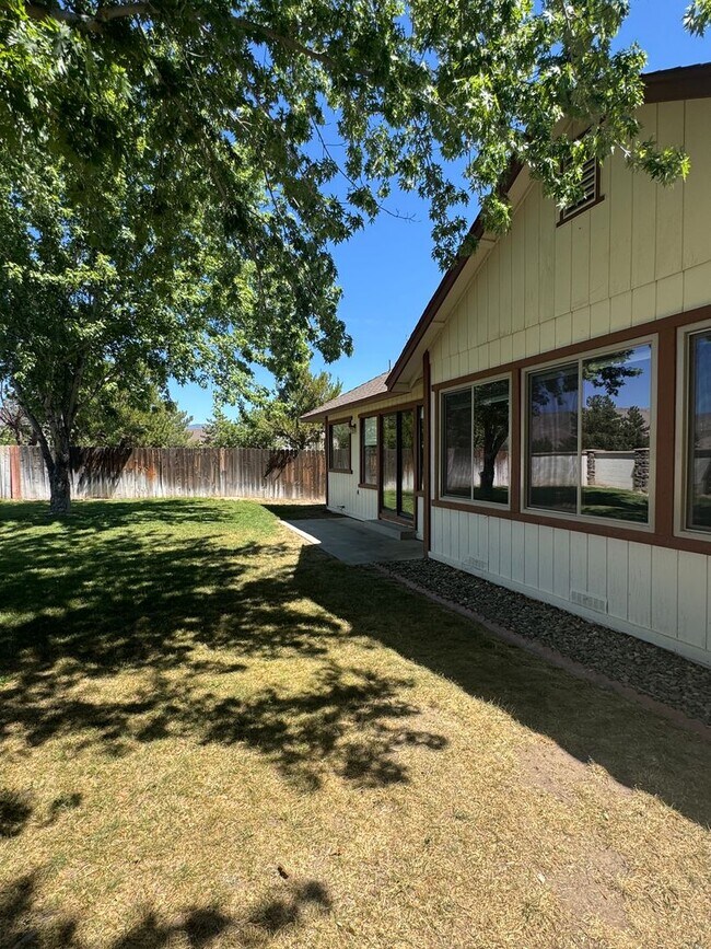 Building Photo - Beautiful Home Located in Gated Golf Course Community!!