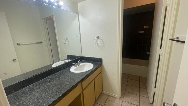 Building Photo - Nice Four plex unit upstairs in Irving.