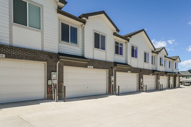 Building Photo - Beautiful 3 Bed, 2.5 Bath Townhome