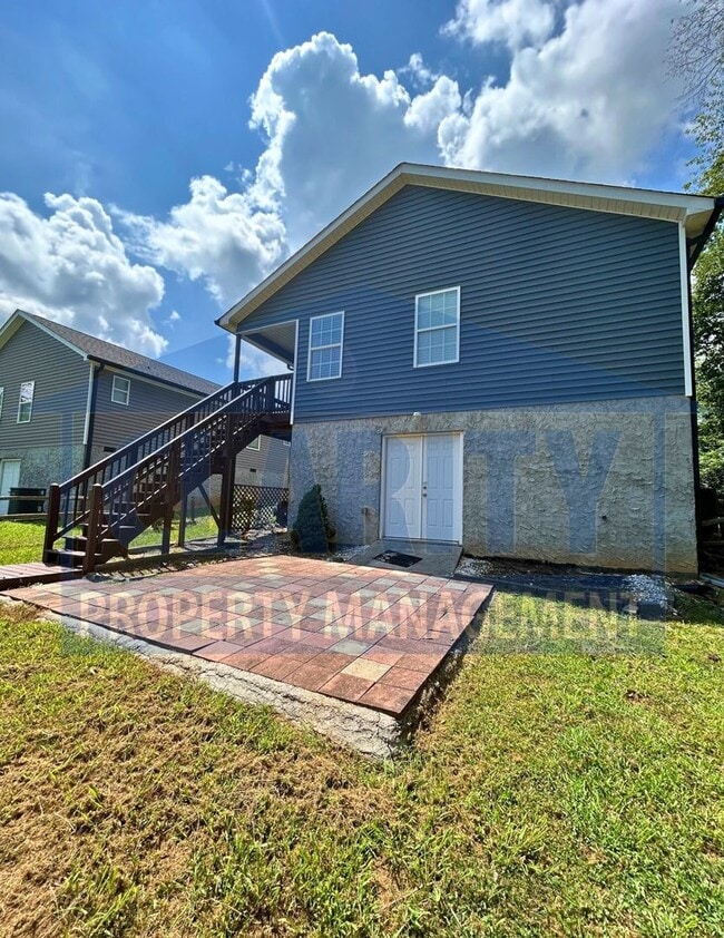 Building Photo - 2707 SE Woodland Dr