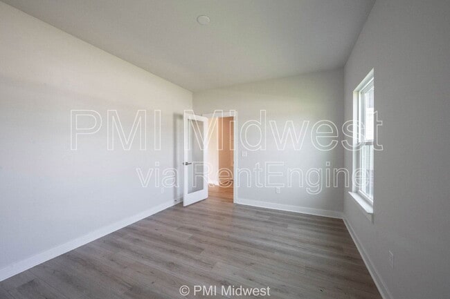 Building Photo - 581 Roosevelt St