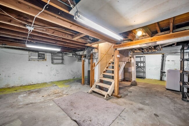 Building Photo - Great Location! Northtown Charmer!