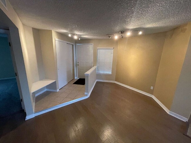 Building Photo - Updated 2 Bedroom, 2 Bath Condo (Available Immediately)