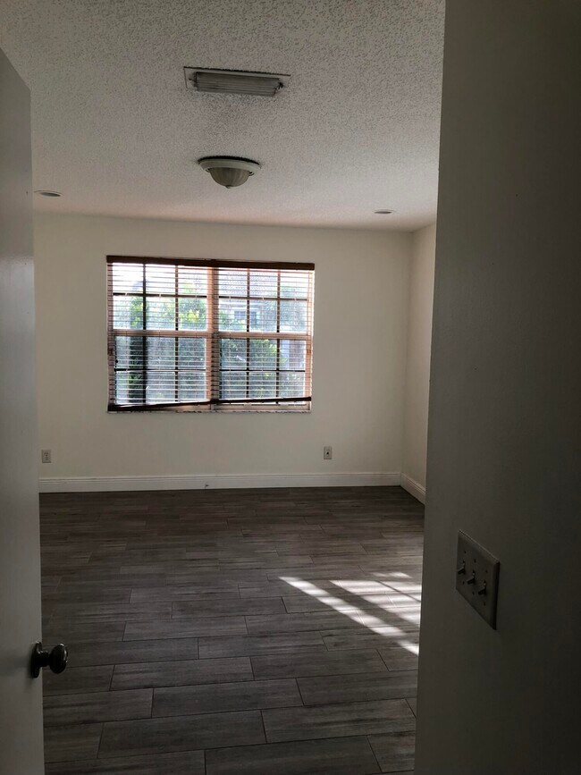 Building Photo - 401 SW 120th Ave