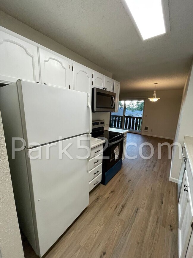 Building Photo - Fircrest Area 3 Bedroom Apartment