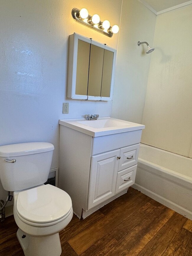 Building Photo - Large 3 br near YVCC