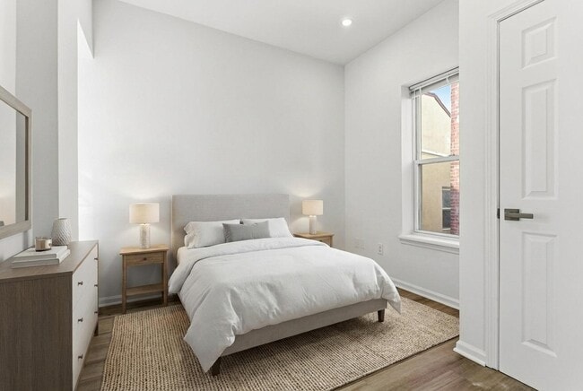 Building Photo - 419 5th St