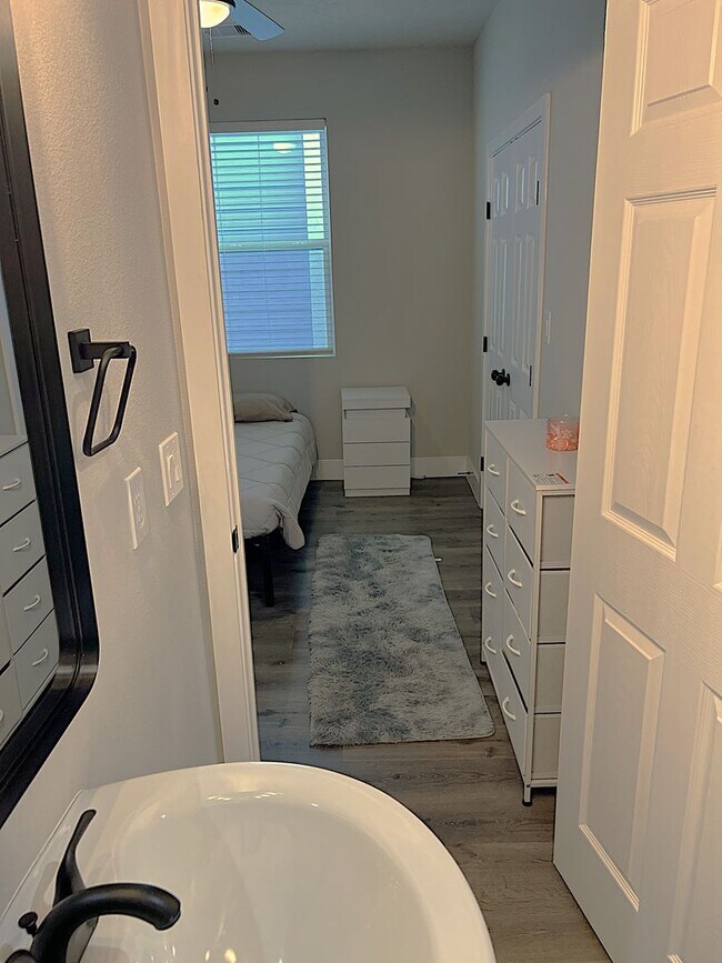 Building Photo - Like New and Close to IAH and Humble Area