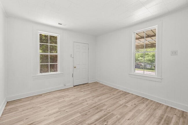 Building Photo - Spacious beautiful 4-bedroom 2 bath home