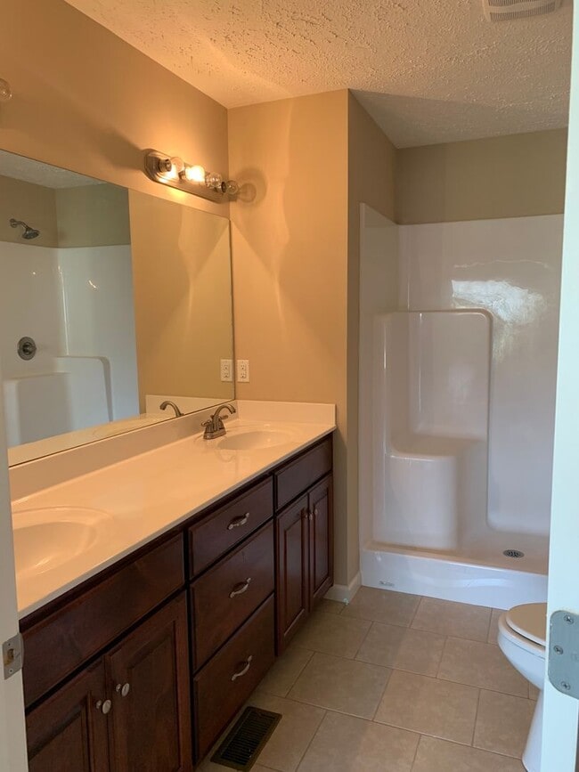 Building Photo - 3 Bedroom, 2 Bath Home Located in Manchester
