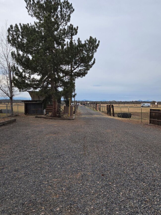 Building Photo - Beautiful Country Home, Powell Butte