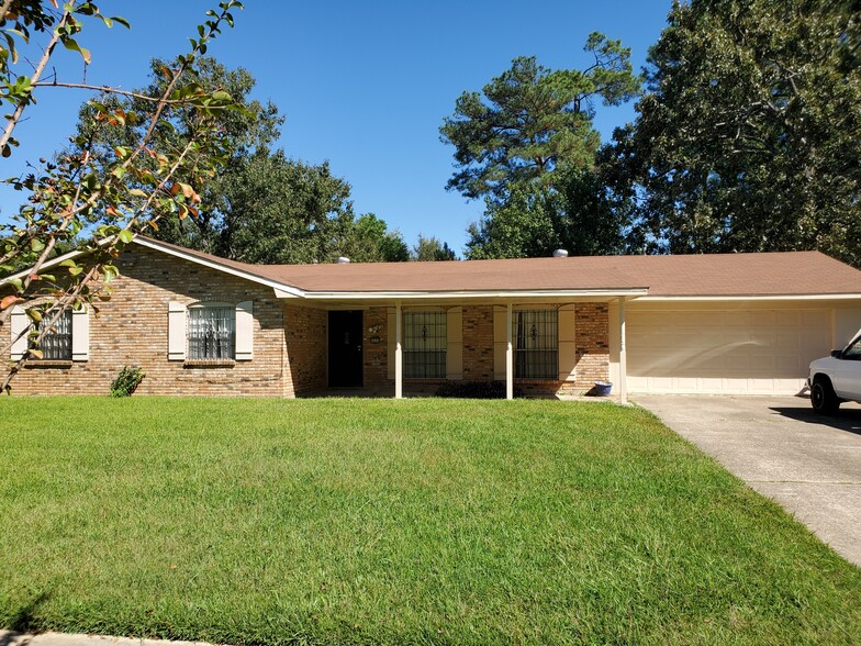 Front - 4650 N Lake Dr