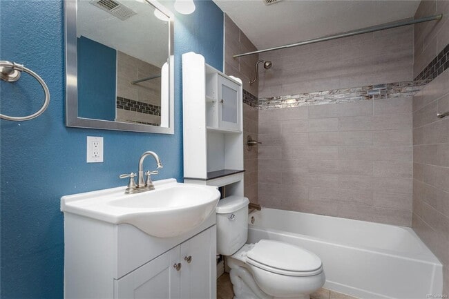 Building Photo - Unbeatable Sunnyside Location!