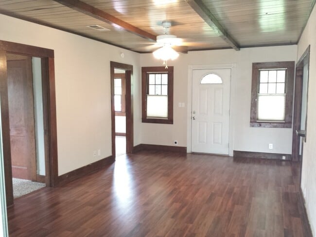 Building Photo - Country Charm Just Minutes From Town!