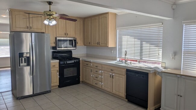 Building Photo - Excellent Location in Mira Mesa!