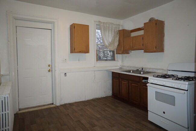 Building Photo - 112 Adams St