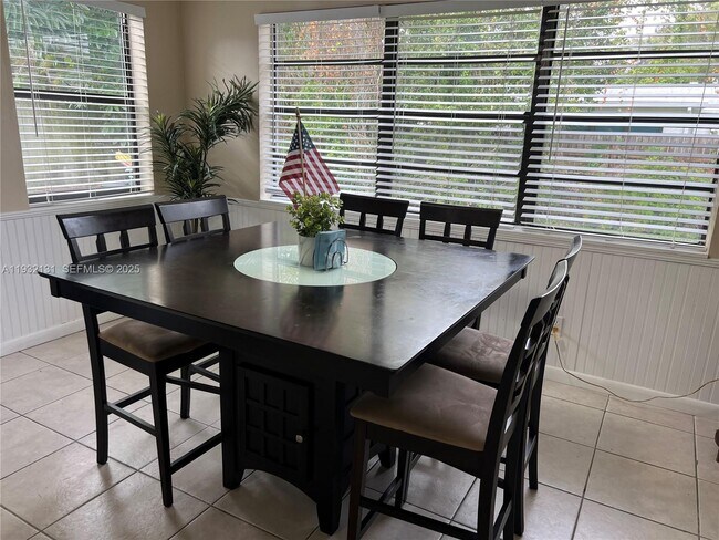 Building Photo - 4731 SW 25th Ave