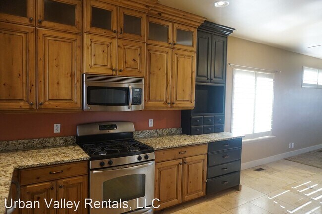 Building Photo - 4 br, 2.5 bath House - 222 E. Belle Glenn Cir