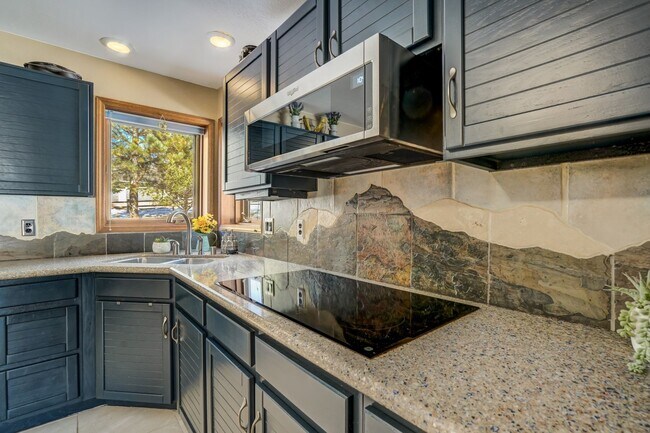 Building Photo - Stunning two-story home in Woodland Park