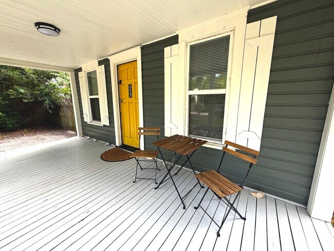 Building Photo - Available fully furnished or unfurnished, this beautifully renovated 3-bedroom, 1.5-bathroom home...