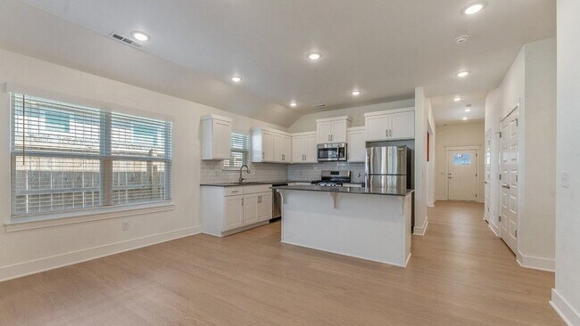 Building Photo - "Superb 4-Bed Oasis with Granite Elegance & a Cozy Fireplace in Fayetteville!"