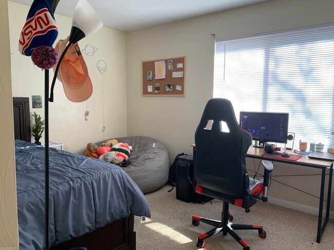 Building Photo - Spacious 3 Bedroom Apartment!