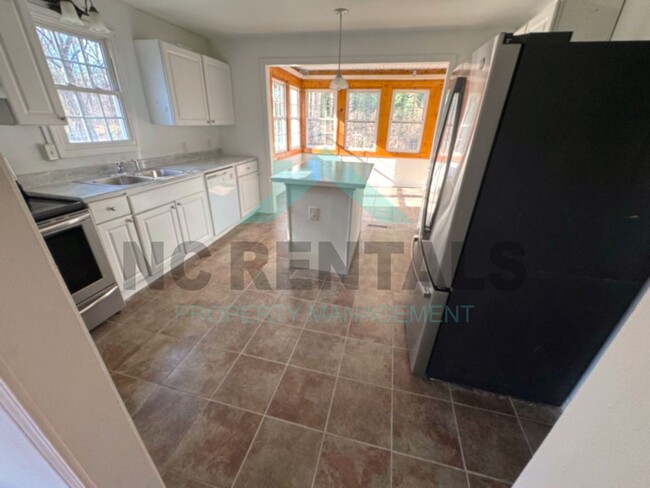 Building Photo - NEWLY RENOVATED! Spacious 6-Bedroom, 2-Bat...