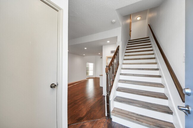 Building Photo - 800 Country Pl Dr
