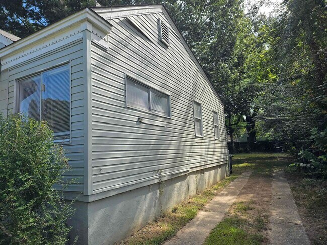 Building Photo - 866 Homer St