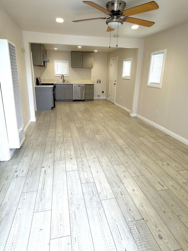Building Photo - 1603 W 60th Pl