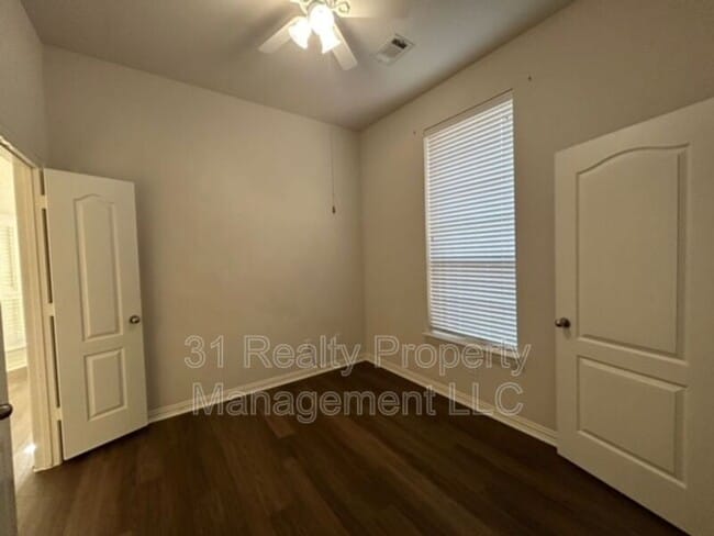 Building Photo - 5404 Briarwood Dr
